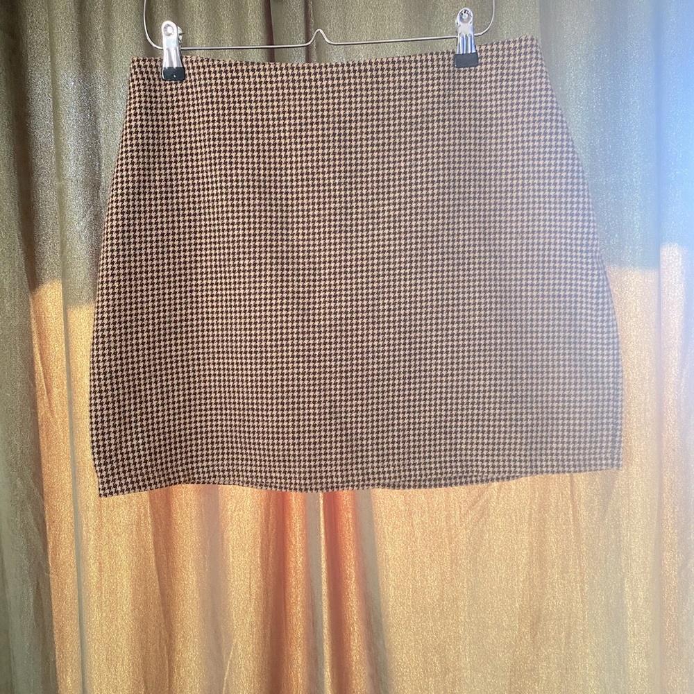 XL plaid mini skirt, zipper in the back.